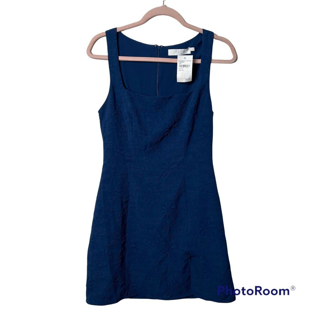 ASTR the Label Laramie Mini Dress in Navy Size Small NWT Embossed Floral